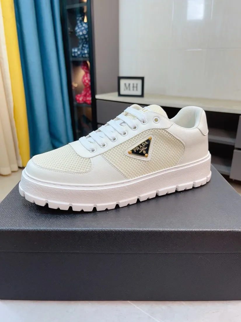 Men's shoes 💰440🌹🌹Prada 〈prada〉 luxury and fashionable high-end products ✊🔥The perfect last shape and top-notch handcrafting make this shoe immediately create a strong aristocratic atmosphere. Imported first-layer cowhide with brogue carving crafts💋Genuine leather lining🎶Rubber combination outsole specially imported from France for leather shoes😍Color: Mysterious Black☕️Size 38～44